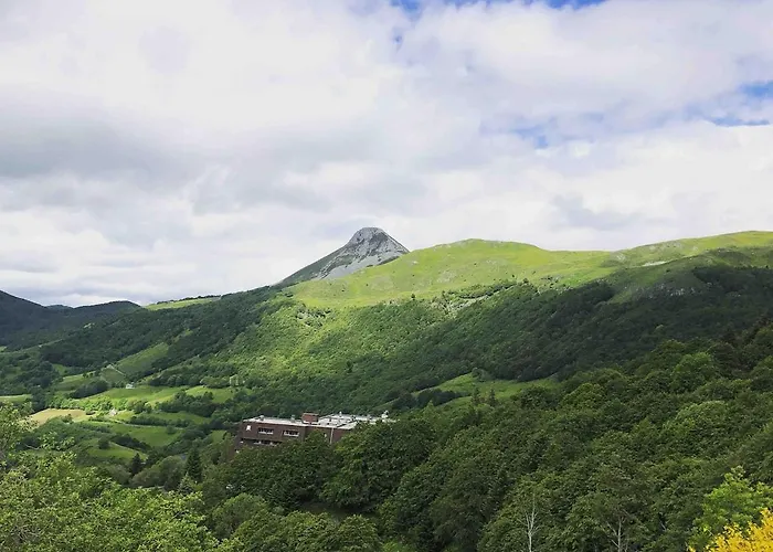 A Cote De La Station De Le Lioran Dans Le Cantal * Saint-Jacques-des-Blats
